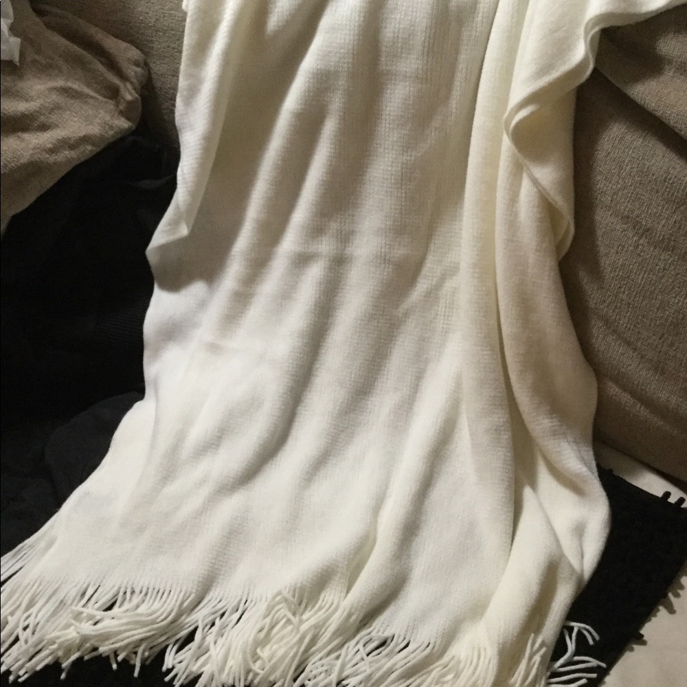 Beautiful cream/off whitishScarf wrap